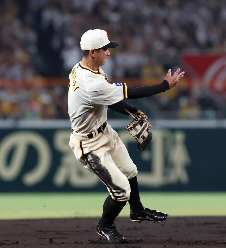 　４回、ファビアンのゴロをさばき、二塁へ送球して一走・秋山を封殺する熊谷（撮影・北村雅宏）