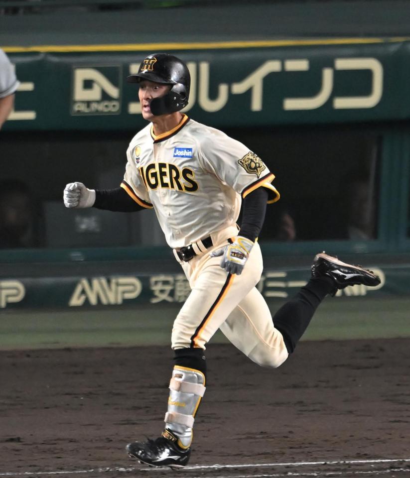 　４回、タイムリーを放ち拳を握りしめる熊谷（撮影・飯室逸平）