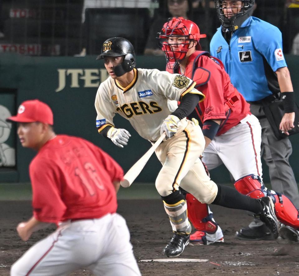 　４回、しぶとく右前に適時打を放つ熊谷（撮影・飯室逸平）