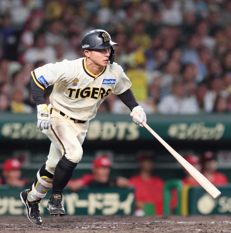 　４回、右前へ適時打を放つ熊谷（撮影・立川洋一郎）