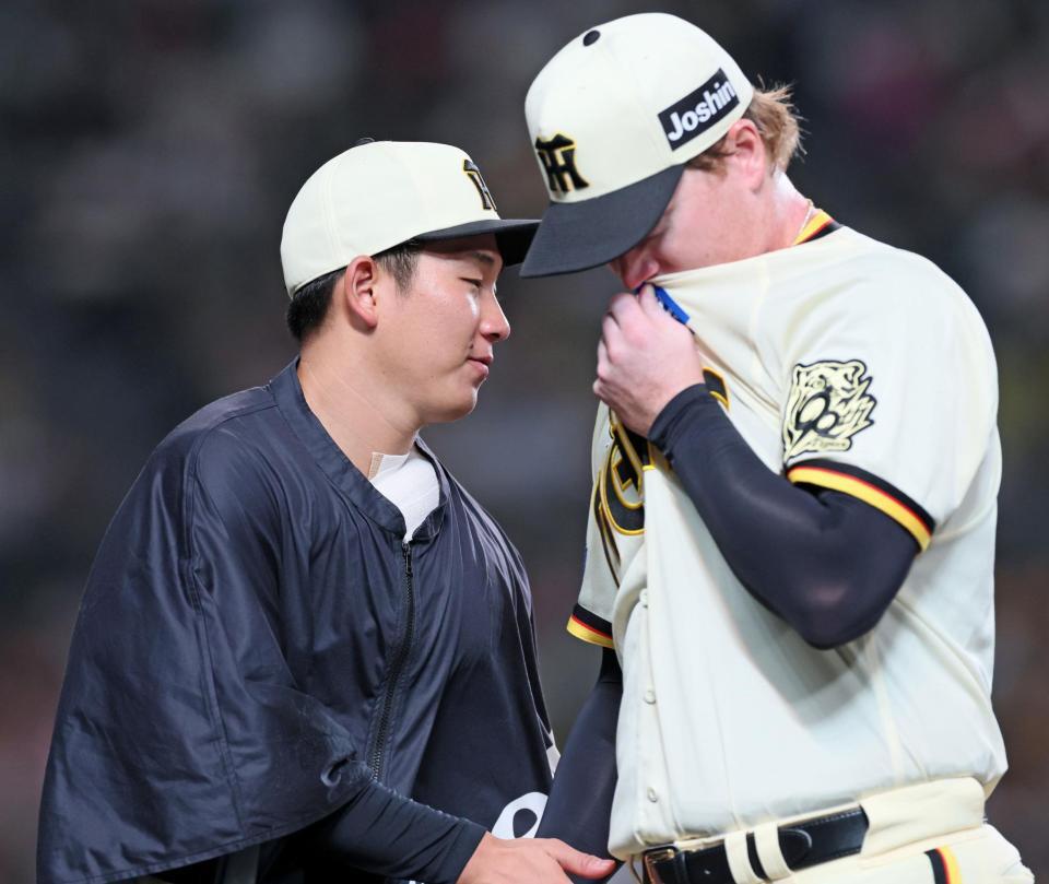 　５回を投げ終えたネルソン（右）を迎える伊原（撮影・立川洋一郎）