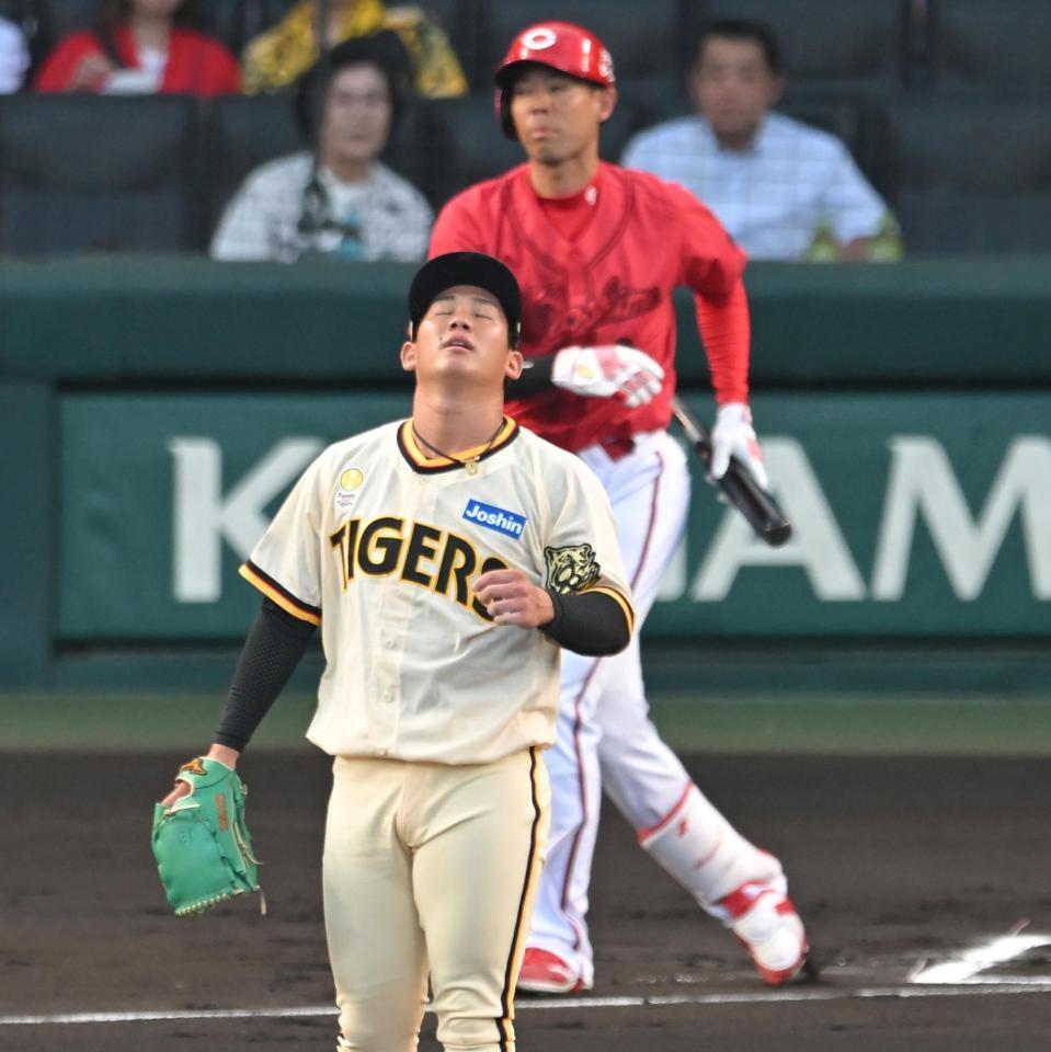 　１回、先頭の秋山に四球を与え悔しがる伊原（撮影・飯室逸平）