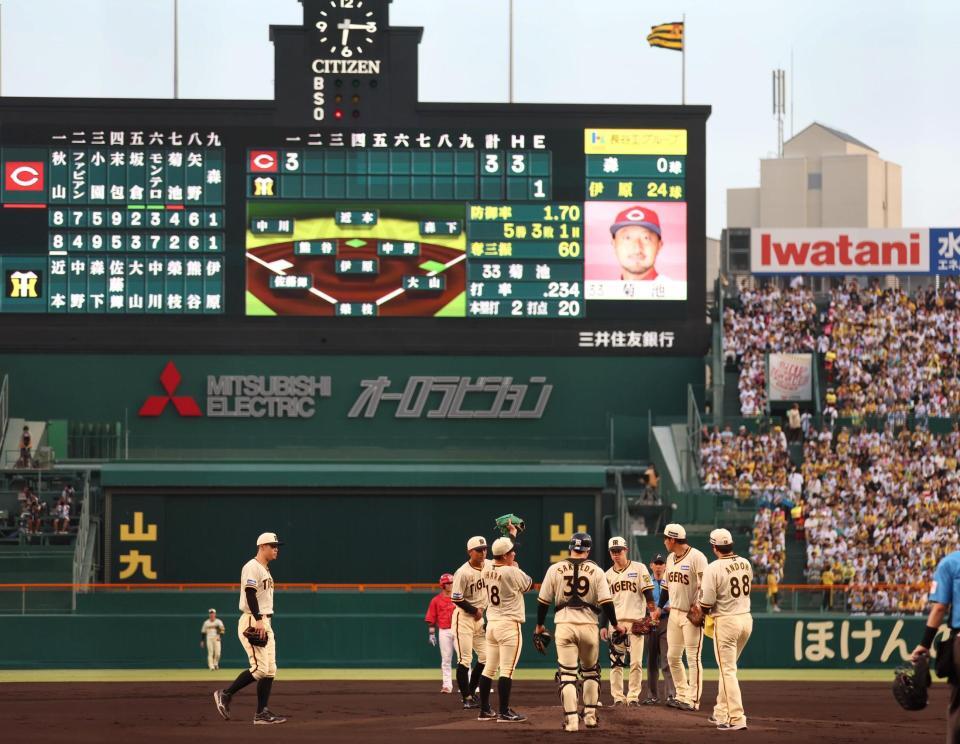 　１回、３点を先制された伊原（中央）のもとに集まる阪神ナイン（撮影・北村雅宏）