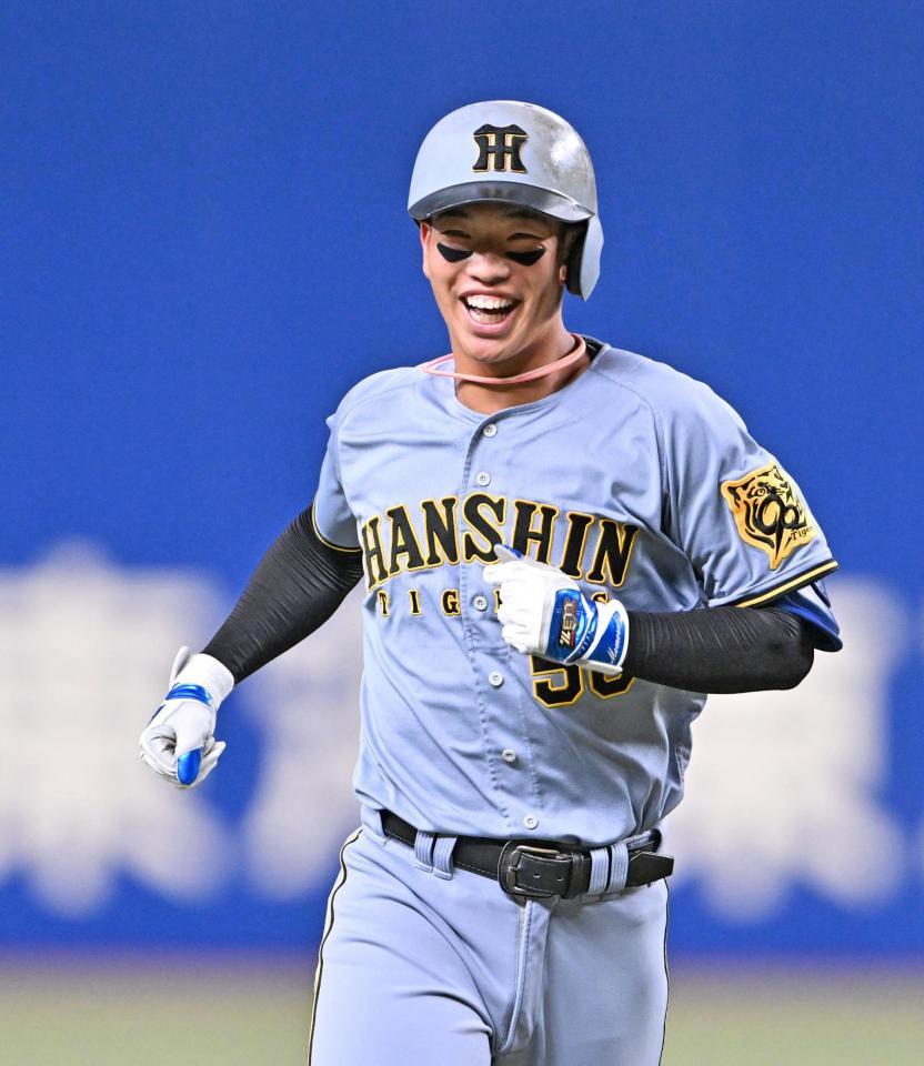 　５回、左越えに勝ち越しソロを放ち、笑顔を見せる百崎