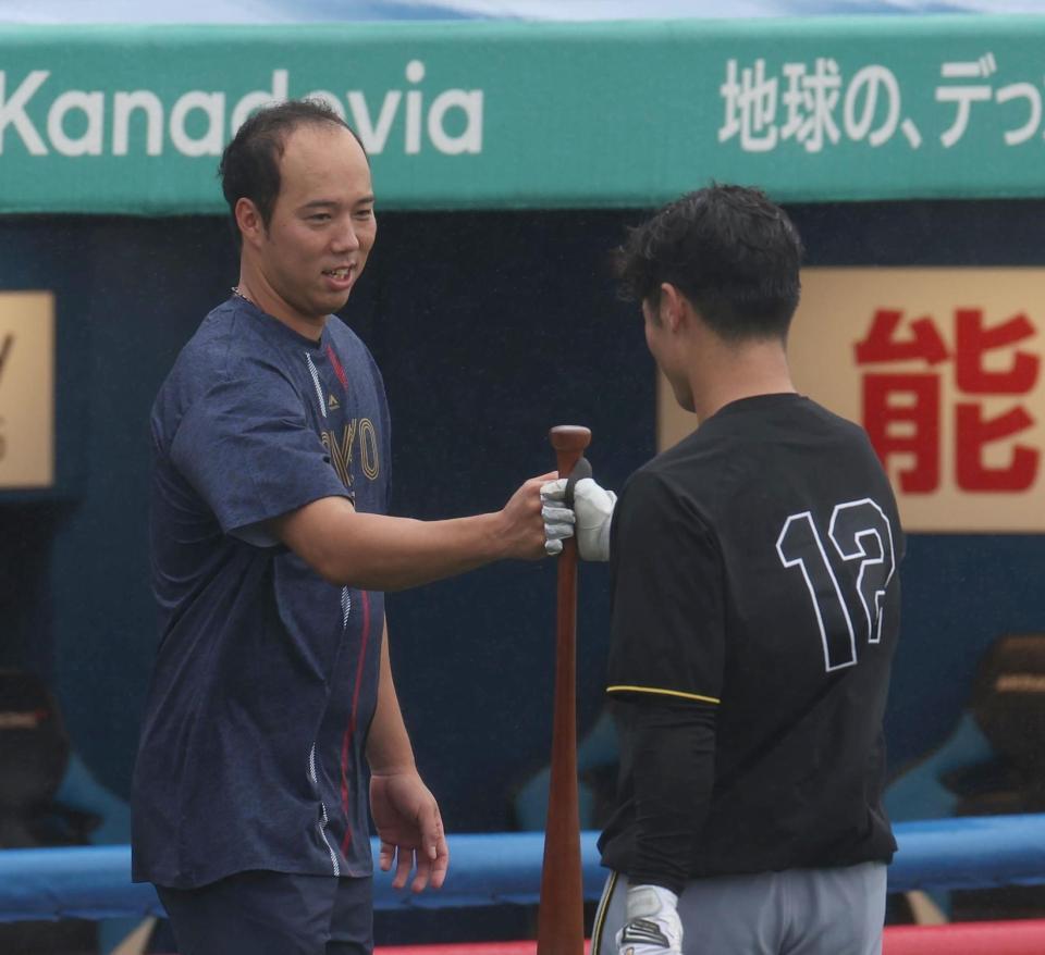 　坂本とタッチをする青柳（撮影・佐々木彰尚）