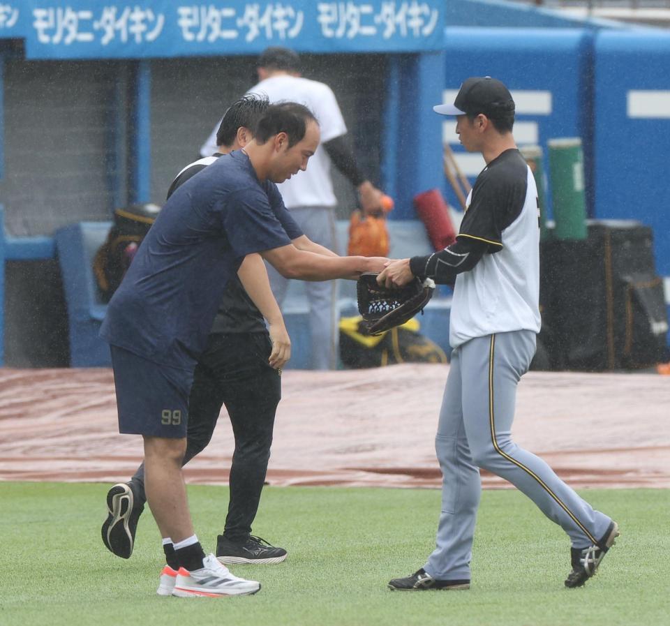 　近本と握手をする青柳（撮影・佐々木彰尚）