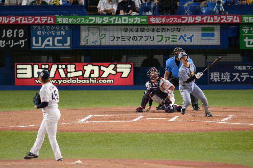 　６回、坂本が中前適時打を放つ（投手・小沢）＝撮影・堀内翔