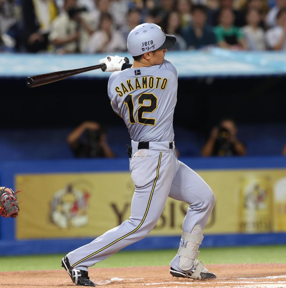 　６回、坂本は中前に適時打を放つ（撮影・佐々木彰尚）
