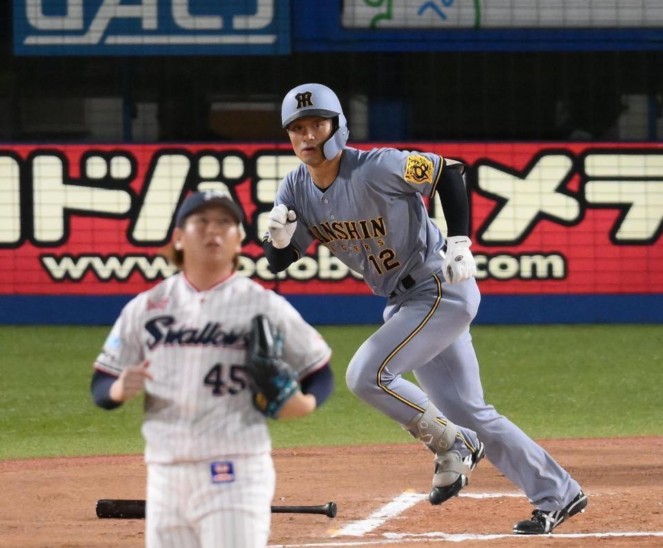 　６回、坂本が中前適時打を放つ（投手・小沢）＝撮影・堀内翔