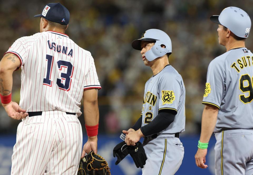 　６回、判定に厳しい表情を見せる坂本（撮影・佐々木彰尚）