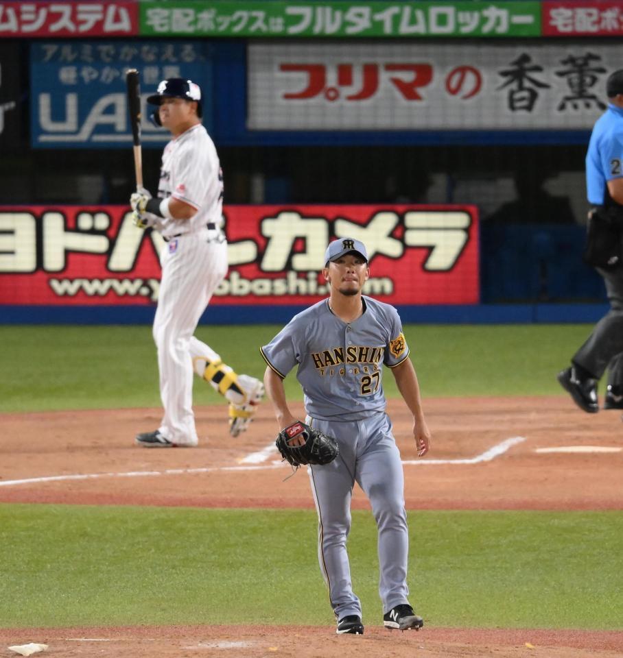 　６回、村上（後方）を見逃し三振に仕留めた伊藤将（撮影・堀内翔）