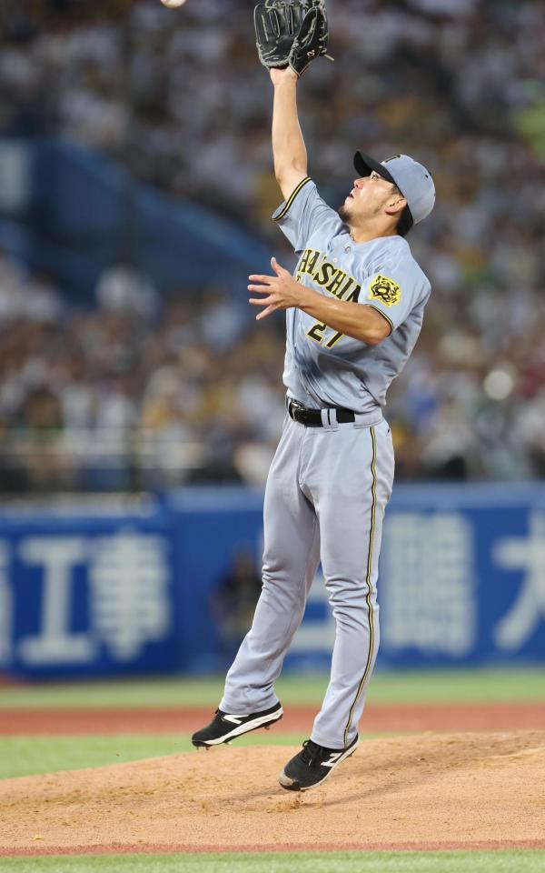 　２回、古賀の打球にグラブを出す伊藤将（撮影・佐々木彰尚）