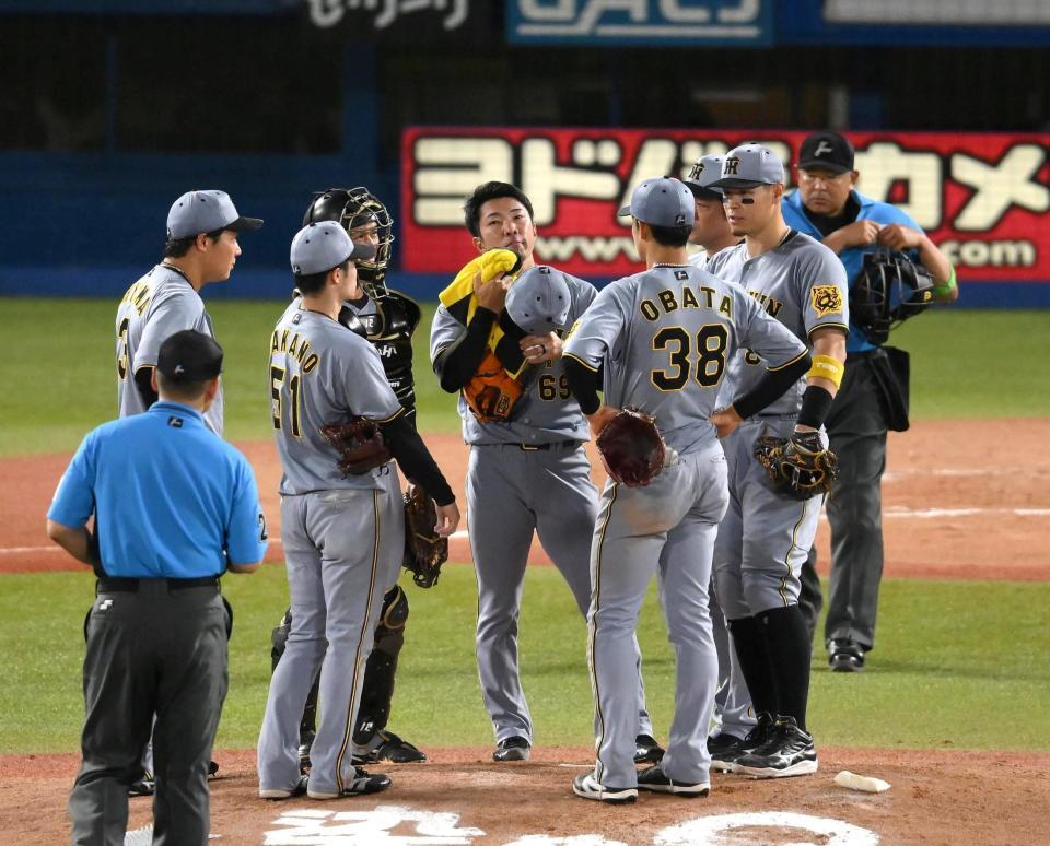 　８回途中、マウンドに集まる石井（中央）ら阪神ナイン（撮影・堀内翔）