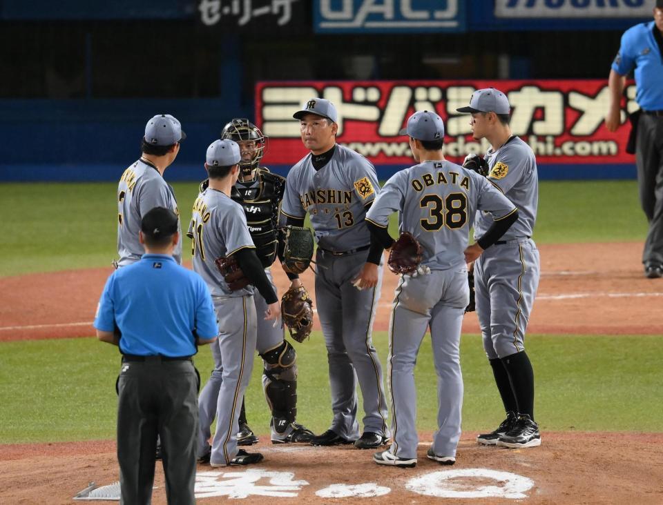 　９回途中、マウンドに集まる岩崎ら阪神ナイン（撮影・堀内翔）