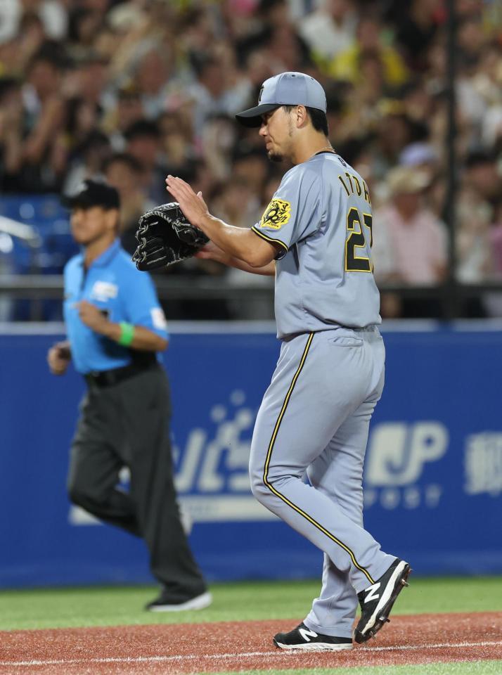 　５回、赤羽を二塁ゴロにしとめグラブをたたく伊藤将（撮影・佐々木彰尚）