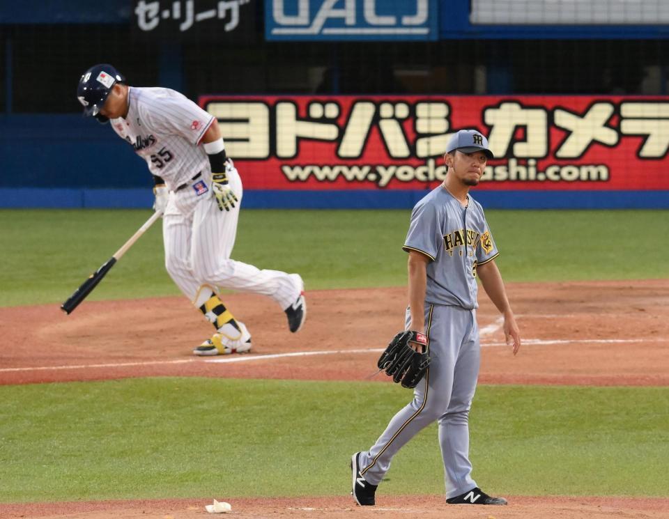 　２回、村上（後方）を中飛に打ち取る伊藤将（撮影・堀内翔）