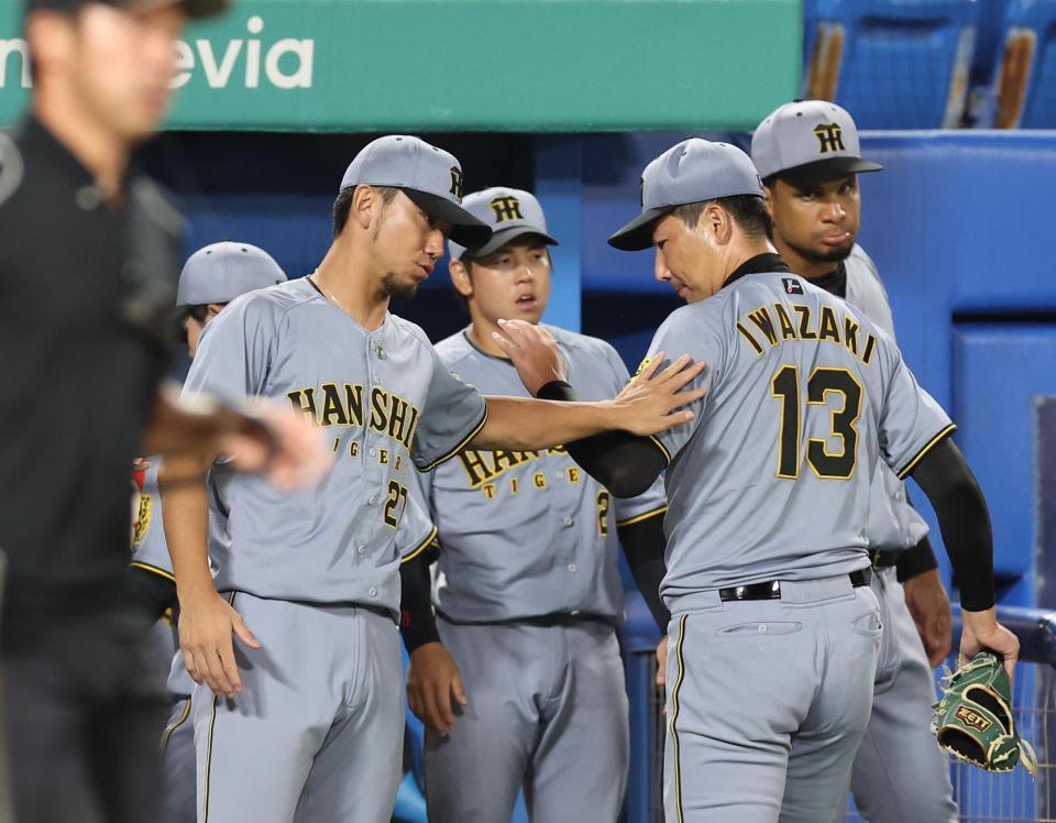 　９回、岩崎を出迎える伊藤将（撮影・佐々木彰尚）