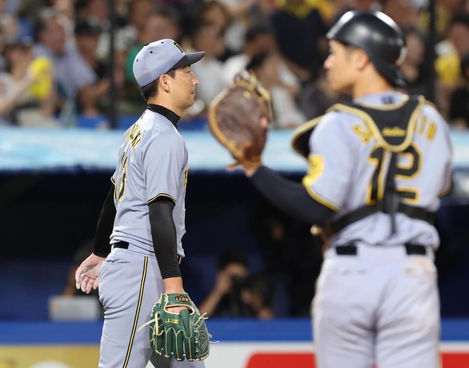 　９回、同点を許した岩崎（撮影・佐々木彰尚）