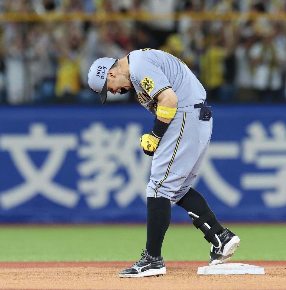 　１０回、右越えに適時二塁打を放ち叫ぶ佐藤輝（撮影・佐々木彰尚）