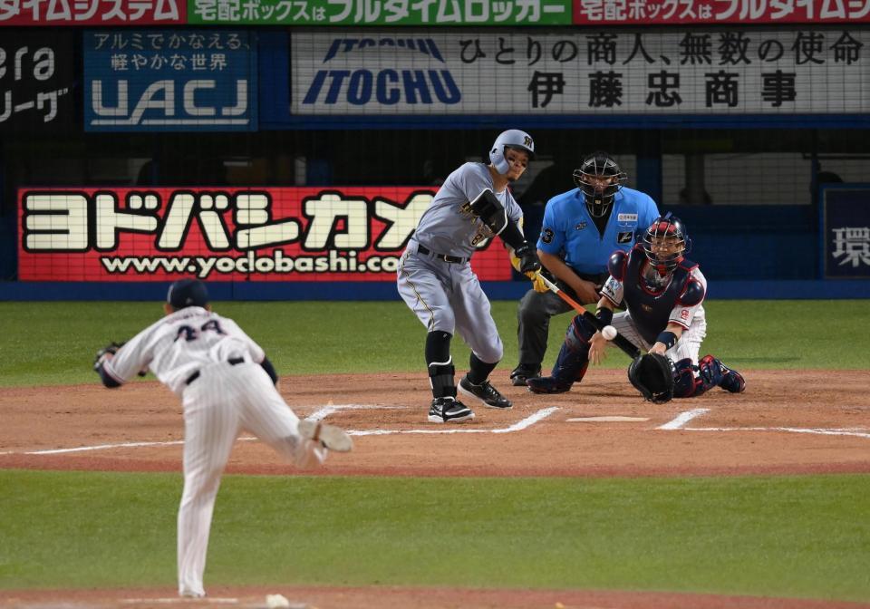 　１０回、佐藤輝が勝ち越しの適時二塁打を放つ（撮影・堀内翔）