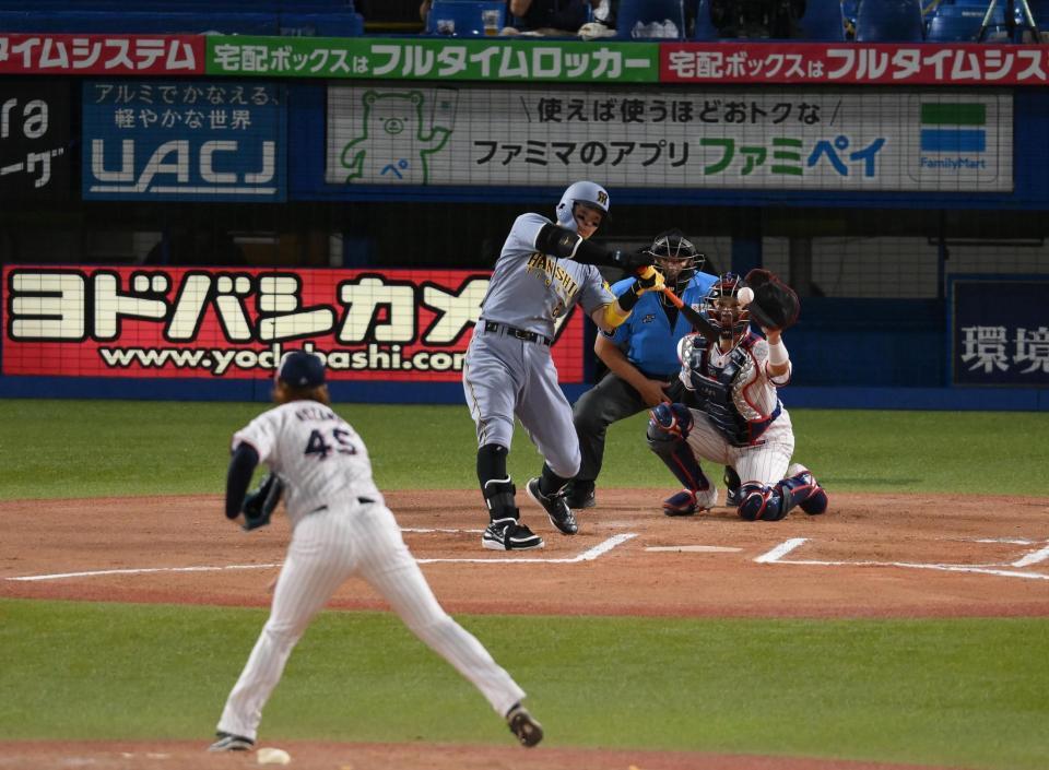 　６回、空振り三振に倒れた佐藤輝（投手・小沢）＝撮影・堀内翔