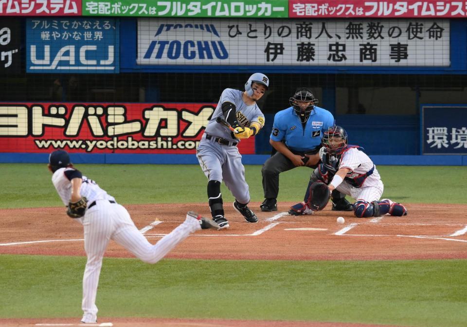 　１回、三失で出塁する佐藤輝（投手・高梨）＝撮影・堀内翔