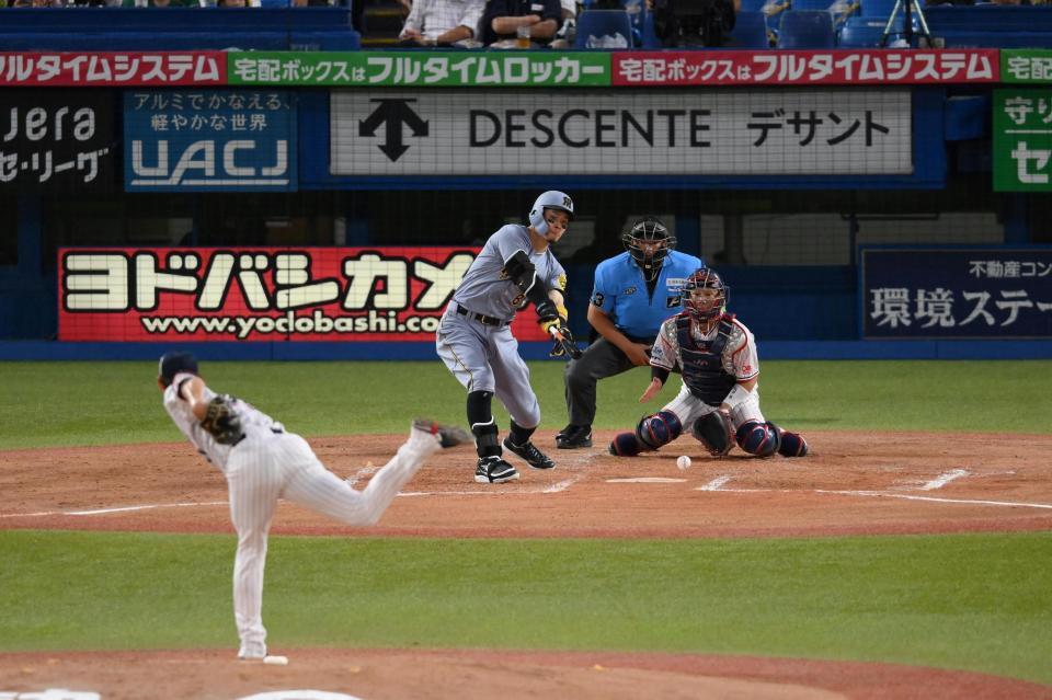 　３回、空振り三振に倒れた佐藤輝（投手・高梨）＝撮影・堀内翔