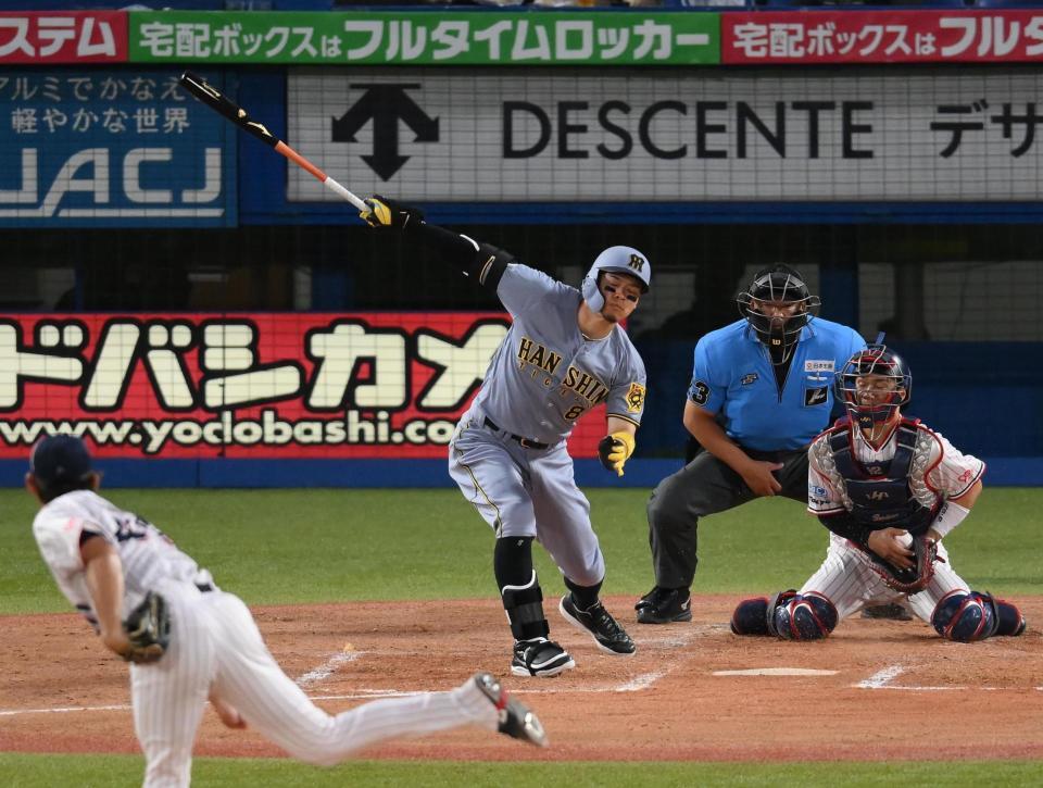 　３回、空振り三振に倒れた佐藤輝（投手・高梨）＝撮影・堀内翔