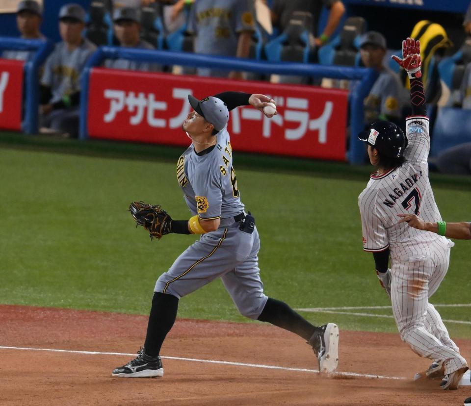 　３回、一塁に送球する佐藤輝（撮影・堀内翔）