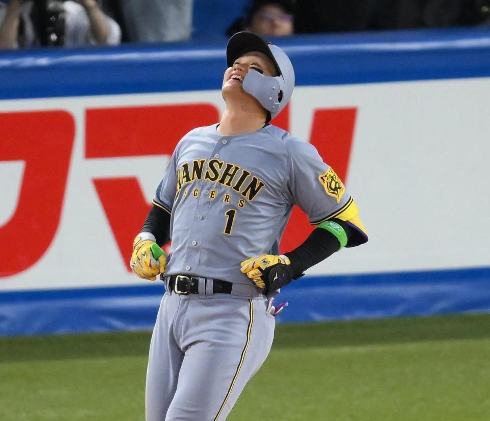 　３回、左飛に倒れた森下（撮影・堀内翔）