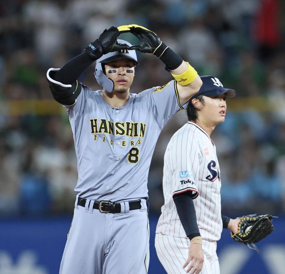 　１０回、勝ち越し打を放った佐藤輝はベンチへ向かってポーズを決める（撮影・田中太一）