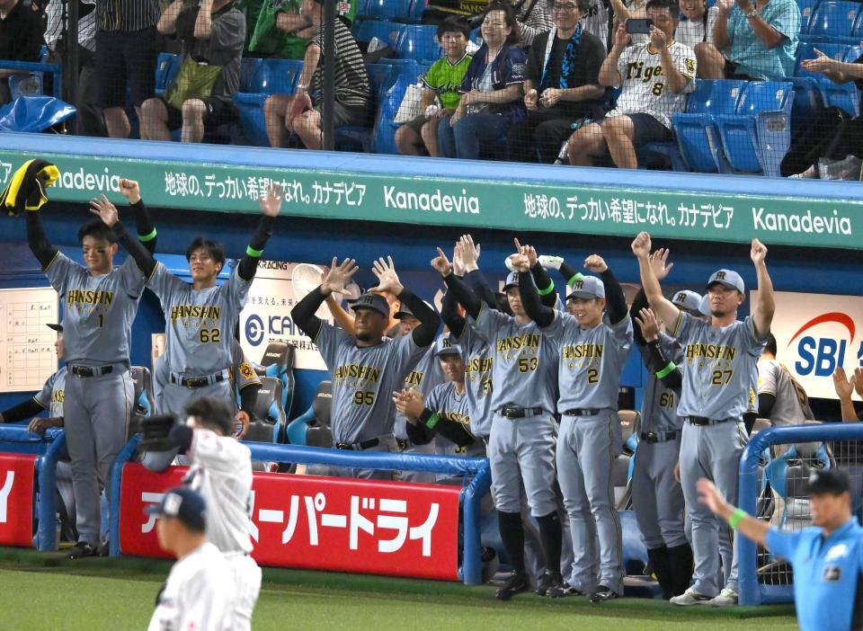 　１０回、佐藤輝が適時二塁打を放ちベンチで喜ぶ伊藤将（右端）ら阪神ナイン（撮影・堀内翔）