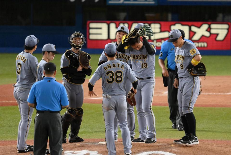 　９回、同点に追いつかれて汗を拭う岩崎（右から２人目）＝撮影・堀内翔