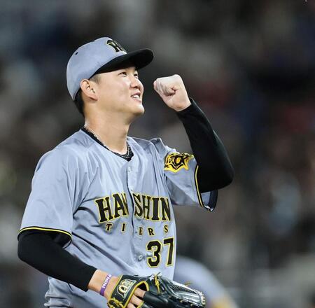 　１０回、村上を三振に仕留めガッツポーズをする及川（撮影・田中太一）