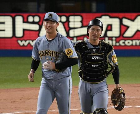 　１０回、勝利を決めて喜ぶ及川と坂本（右）＝撮影・堀内翔