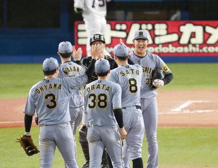【写真】阪神・及川　プロ初セーブ　最後は村上斬り！渾身ガッツポーズがいい顔すぎ　岩崎救った
