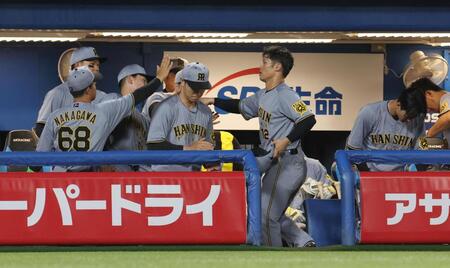 　６回、適時打を放った坂本を出迎えるナイン（撮影・佐々木彰尚）