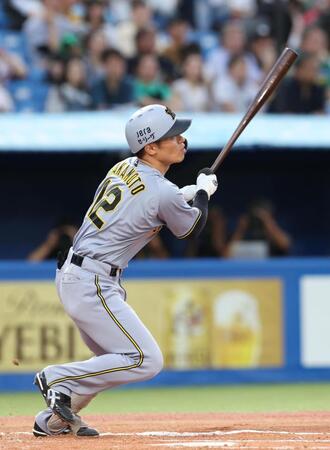 　２回、坂本は右前打を放つ（撮影・佐々木彰尚）