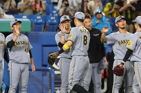 　決勝打の佐藤輝を出迎える藤川監督（撮影・佐々木彰尚）