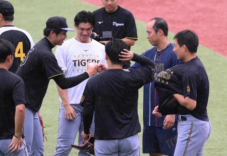 　タッチを交わす才木（左）と青柳