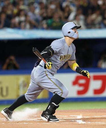 　１０回、佐藤輝は右越えに適時二塁打を放つ（撮影・佐々木彰尚）