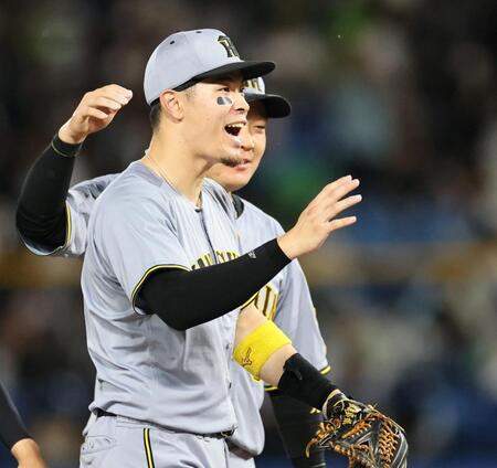 　チームの勝利に貢献し、ナインと喜び合う佐藤輝（撮影・田中太一）