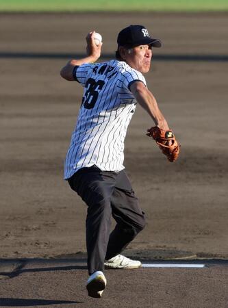 　ファーストピッチセレモニーでボールを投じる阪神ＯＢ・田村勤氏（撮影・北村雅宏）