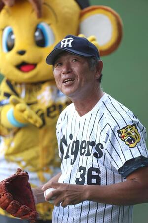 　ファーストピッチセレモニーに登場する阪神ＯＢ・田村勤氏（撮影・北村雅宏）