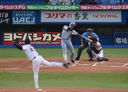 　１回、小幡が中越えに先制のソロを放つ（投手・吉村）＝撮影・堀内翔