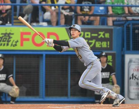 　２回、先制の中越えソロを放つ小幡（撮影・伊藤笙子）