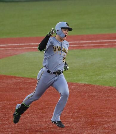 　２回、ソロを放ちガッツポーズをする高寺（撮影・堀内翔）