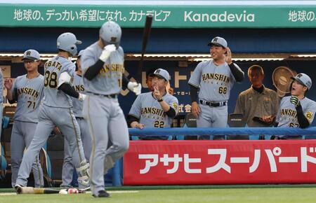 　２回、中越えソロを放った小幡を出迎える藤川監督（撮影・佐々木彰尚）