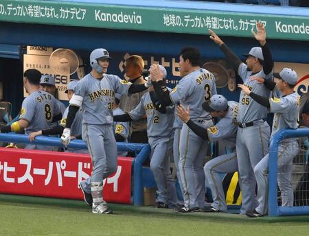 　２回、ソロを放ち迎えられる小幡（撮影・堀内翔）