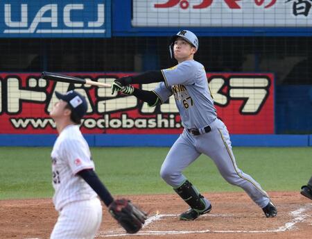 　２回、高寺が右越にソロを放つ（投手・吉村）＝撮影・堀内翔